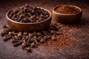 Clou de girofle : puissance aromatique et erreurs courantes